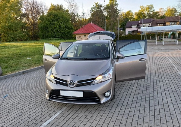 Toyota Verso cena 29900 przebieg: 230000, rok produkcji 2014 z Ostrów Lubelski małe 407